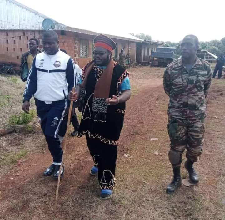 Fon Shumintang II accompanied by a Cameroonian soldier and D.Oof Mbiame